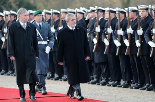Presidente Lula é recebido com honras de estado do governo alemão em Berlim.