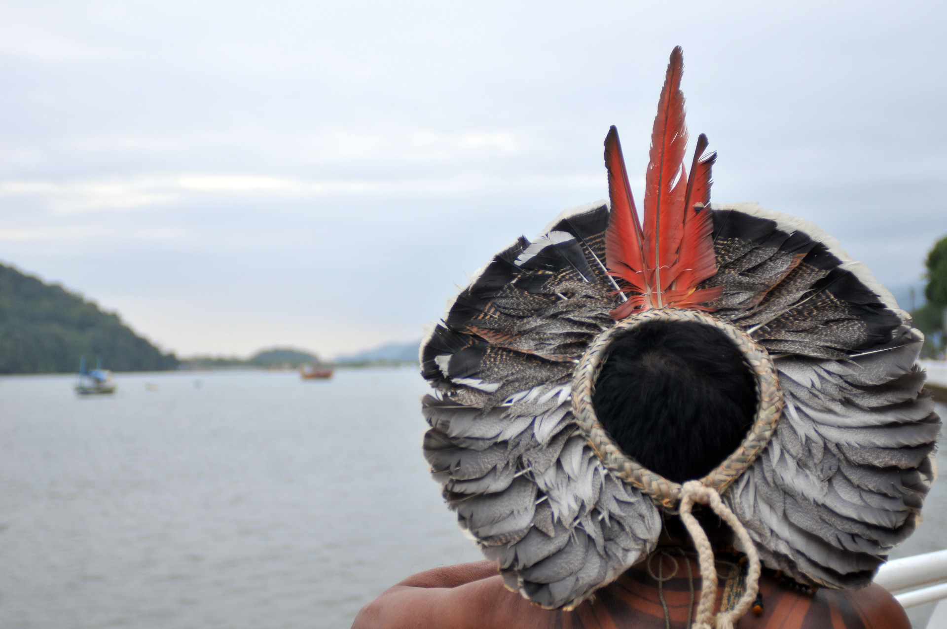 Indígena brasileiro contemplando a vista do mar