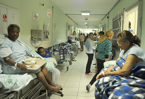 Corredores de hospitais em São Paulo, revelam a situação lamentável