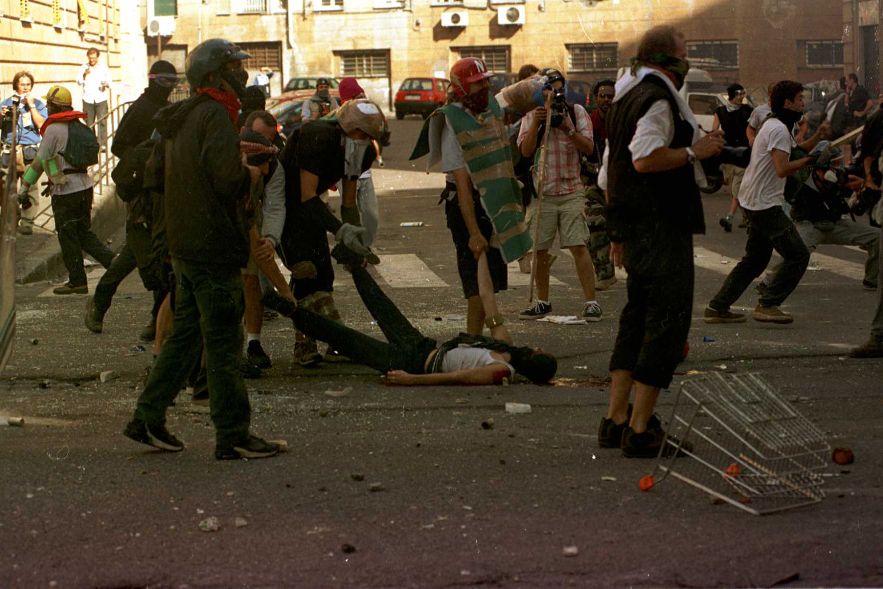 Sequência da morte do manifestante Carlo Giuliano em Genova