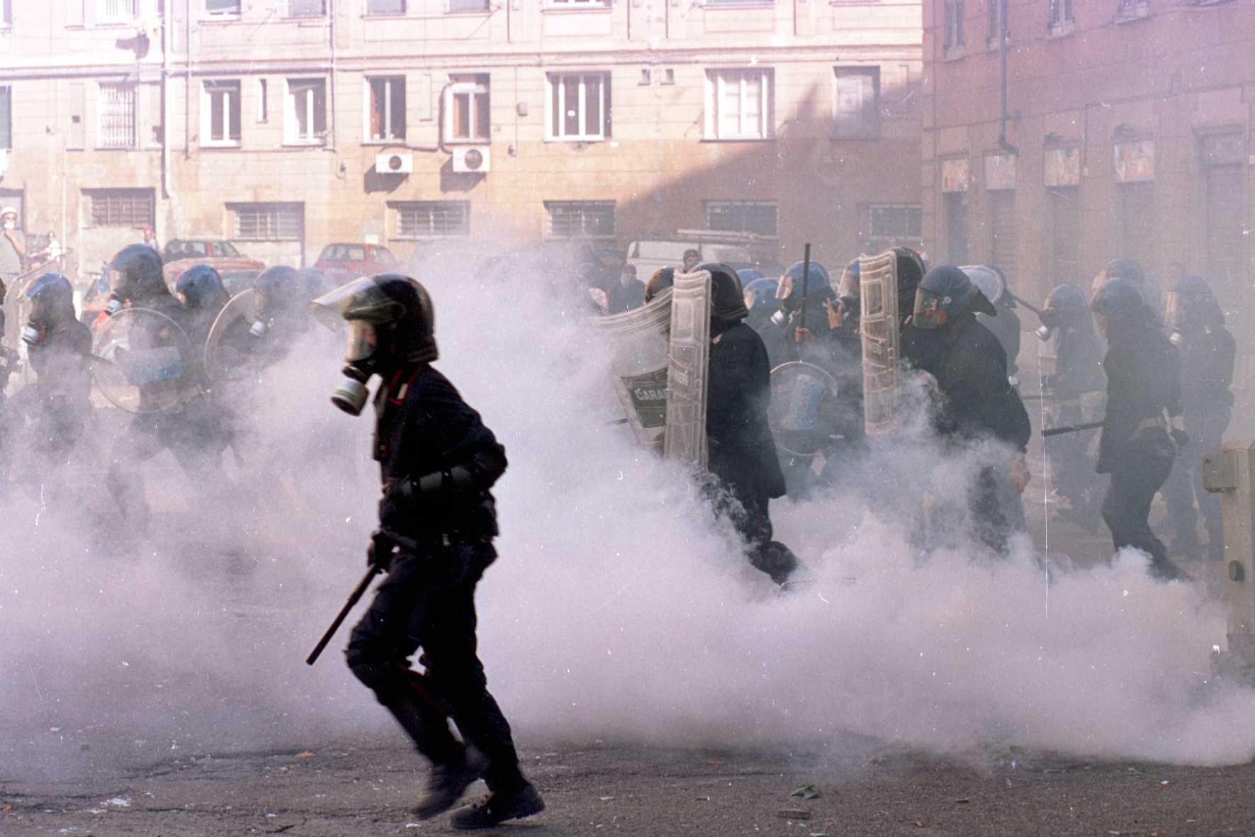 Sequência da morte do manifestante Carlo Giuliano em Genova