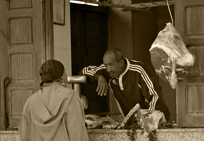 Açogueiro. Após o terremoto de abalo sismico considerado a população marroquina volta  devagar a normalidade.